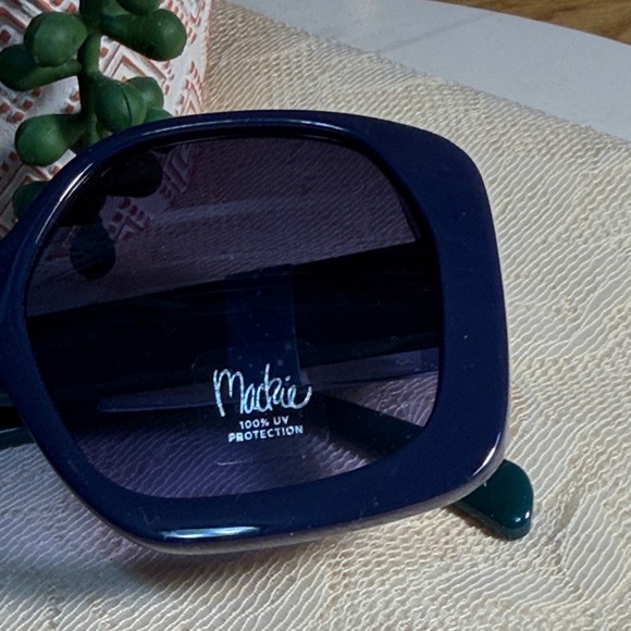 😎😎😎BOGOHO😎😎😎Mackie Navy/Green Oversized Sunglasses w/ Gold Accent - Picture 2 of 8